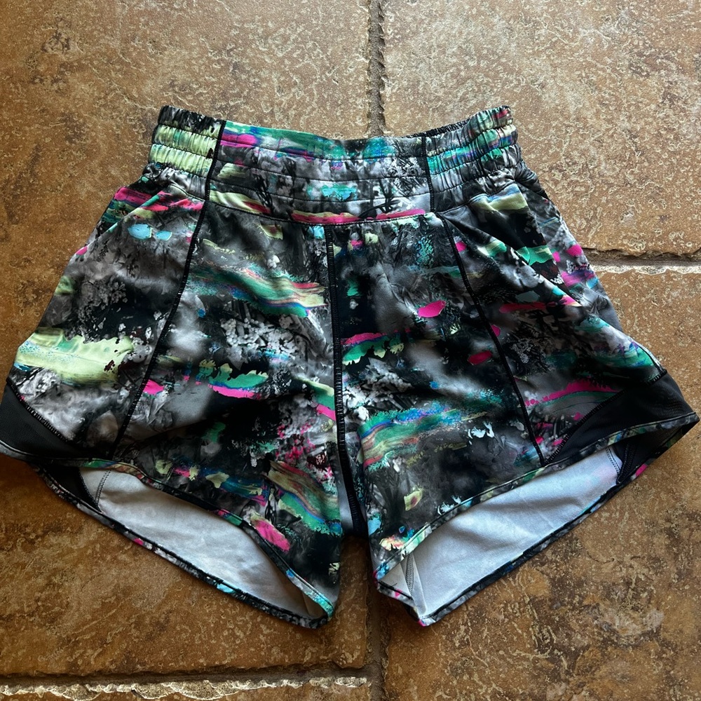 Lululemon Hotty Hot LR size 4, 4 inch length